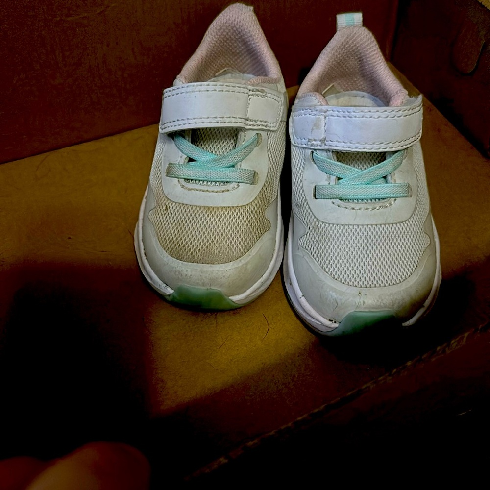 Toddler girls size 4 sneaker